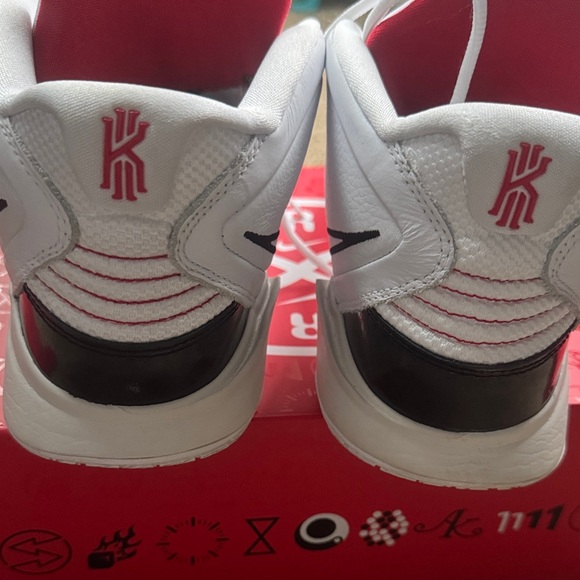 EUC Nike Kyrie Infinity White/Black/UnivRed Size 13 Basketball Shoes - Picture 12 of 13